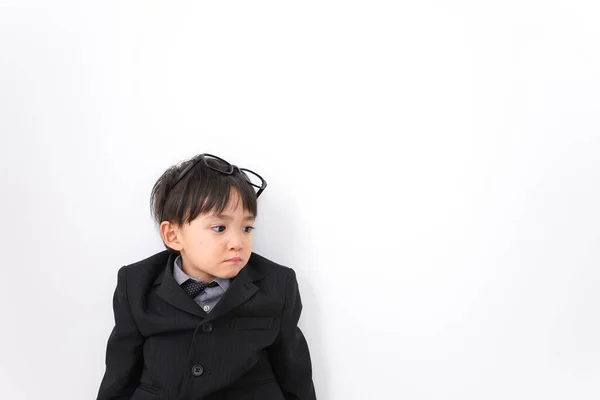 Traje Niño Pequeño Con Traje Estudio Sobre Fondo Blanco — Foto de Stock