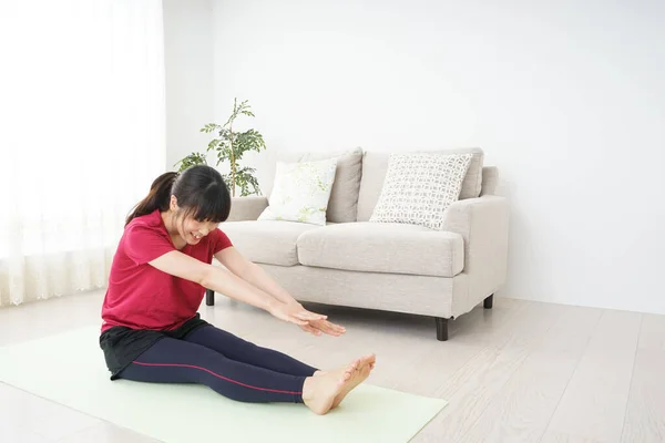 Ritratto Sporty Asiatico Donna Stretching Casa — Foto Stock