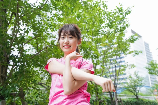 Portrét Sportovní Asijské Ženy Cvičení Letním Parku — Stock fotografie
