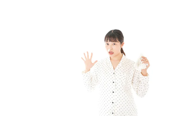 Asiática Jovem Mulher Pijama Que Sofre Gripe Isolada Fundo Branco — Fotografia de Stock