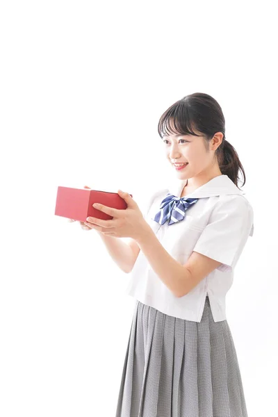 アジアの若い実業家が赤いギフトボックスを持っている肖像画 — ストック写真