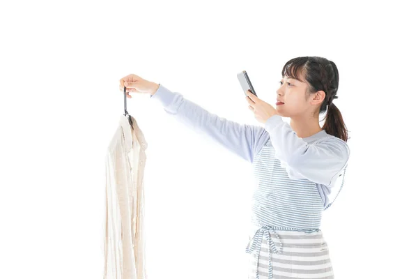 Junge Asiatische Frau Fotografiert Weißes Hemd Isoliert Auf Weißem Hintergrund — Stockfoto