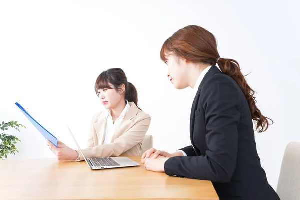 Duas Jovens Empresárias Asiáticas Discutindo Trabalho Escritório — Fotografia de Stock