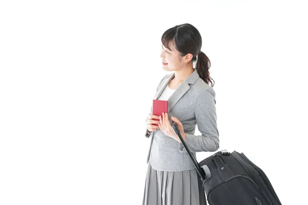 白い背景で隔離されたスーツケースとパスポートを持つアジアの若い女性 旅行の概念 — ストック写真
