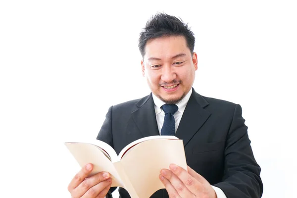 事務所で読書するビジネスマン — ストック写真