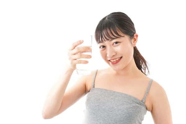 Portret Van Aziatische Jonge Vrouw Drinkwater Geïsoleerd Witte Achtergrond — Stockfoto