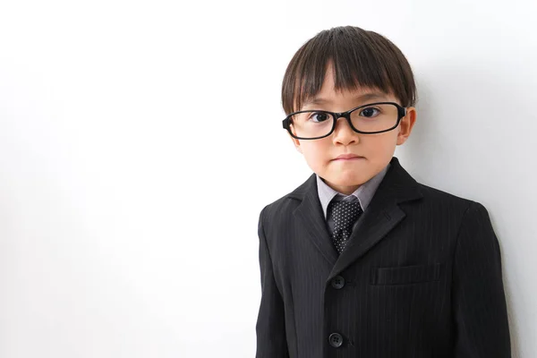 Menino Vestindo Terno Óculos Posando Estúdio Fundo Branco — Fotografia de Stock