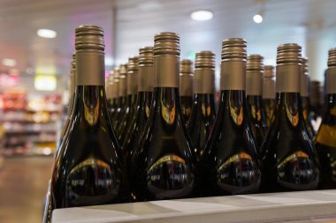 şarap şişeleri bir dükkanda bir kutuda