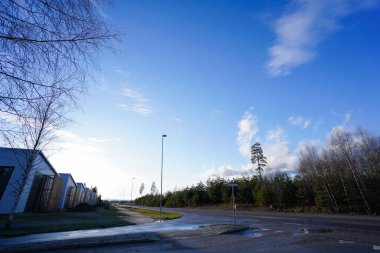Ağaçlarla ve mavi gökyüzüyle manzara