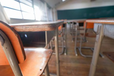 Boş sınıf, modern sandalyeli okul içi. 