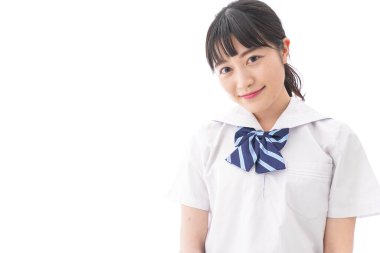 Beyaz arka planda, okul üniformalı Asyalı genç bir kadının portresi.