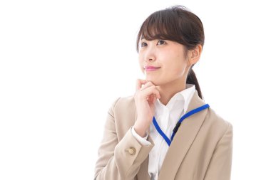 Asyalı iş kadını beyaz arka planda izole edilmiş