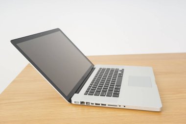 kopya alanı olan ahşap masadaki dizüstü bilgisayar