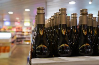 şarap şişeleri bir dükkanda bir kutuda