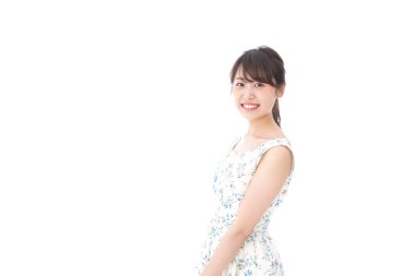 Beyaz arka planda izole edilmiş güzel bir Asyalı kadının portresi.