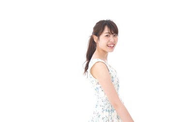 Beyaz arka planda izole edilmiş güzel bir Asyalı kadının portresi.