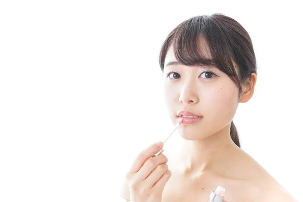 Πορτρέτο Της Ασιατικής Νεαρής Γυναίκας Εφαρμογή Lip Gloss Απομονώνονται Λευκό — Φωτογραφία Αρχείου