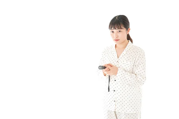 Beyaz Arka Planda Feneri Olan Pijamalı Asyalı Genç Bir Kadın — Stok fotoğraf