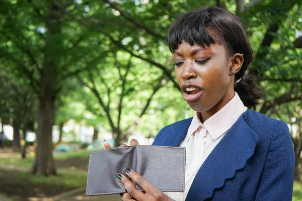 Jeune Femme Affaires Africaine Tenant Portefeuille Dans Parc — Photo