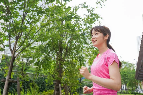 Retrato Mujer Asiática Deportista Corriendo Parque Verano —  Fotos de Stock