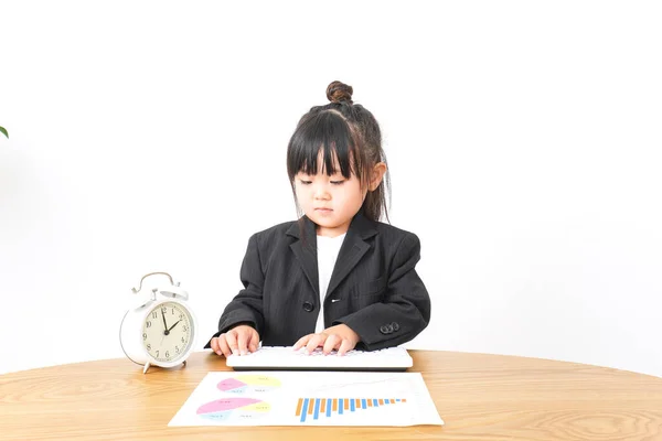 可爱的小女孩坐在办公桌前分析图表 — 图库照片