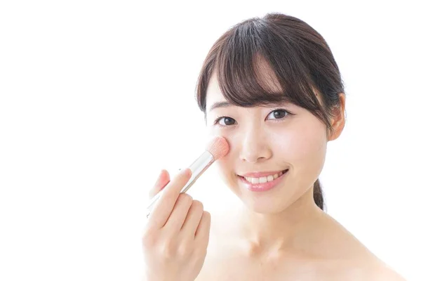 Retrato Mujer Joven Asiática Aplicando Rubor Con Cepillo Maquillaje Aislado —  Fotos de Stock