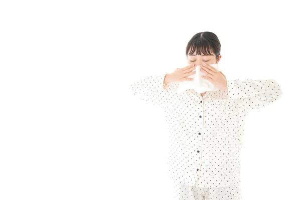 Asiatisk Ung Kvinna Pyjamas Lider Influensa Isolerad Vit Bakgrund — Stockfoto