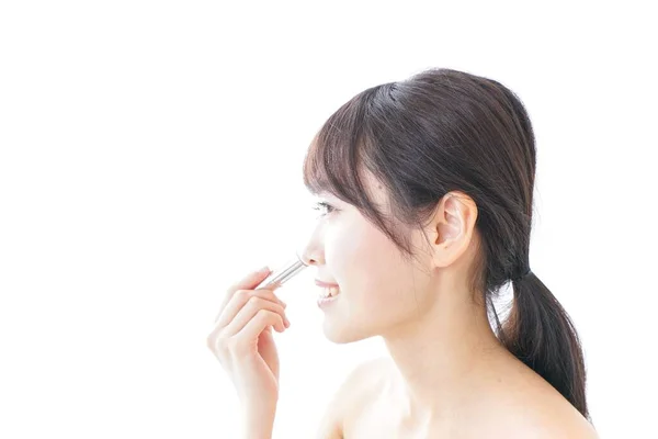 Retrato Mujer Joven Asiática Aplicando Rubor Con Cepillo Maquillaje Aislado —  Fotos de Stock
