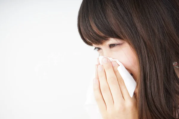 Giovane Donna Asiatica Starnuti Isolato Sfondo Bianco — Foto Stock