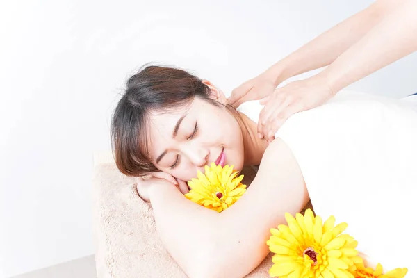 Jeune Belle Femme Recevoir Massage Salon Spa — Photo