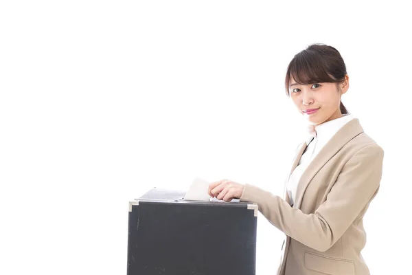 Asiatique Femme Affaires Déposer Son Bulletin Vote Dans Boîte Isolé — Photo