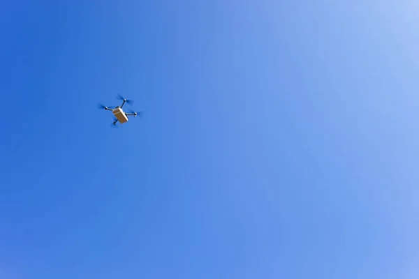 Flying Drone Carrying Box Blue Sky Drone Delivery — Stock Photo, Image