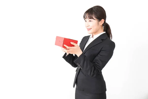 Retrato Asiático Jovem Empresária Preto Terno Segurando Presente Caixa Isolado — Fotografia de Stock