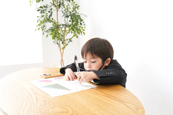 Menino Estudando Sentado Mesa Analisando Gráficos — Fotografia de Stock