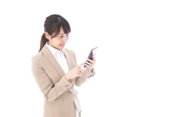 Azjatycki Bizneswoman Pomocą Telefon Komórkowy Izolowane Białym Tle — Zdjęcie stockowe