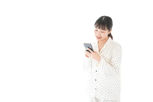 Asiática Jovem Mulher Pijama Usando Telefone Celular Isolado Fundo Branco — Fotografia de Stock