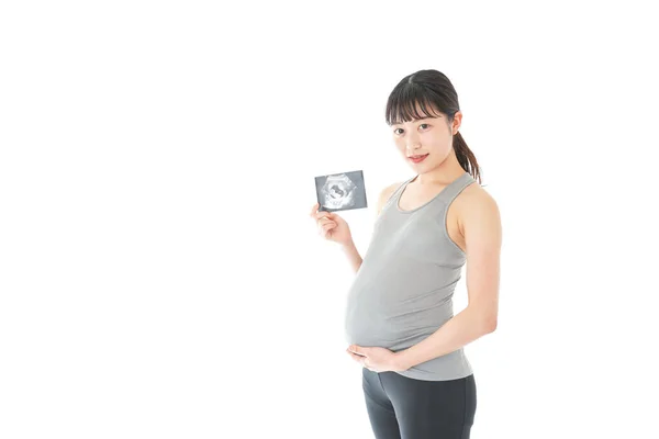 白地に孤立したソノグラム像を持つアジアの若い妊婦の肖像画 — ストック写真