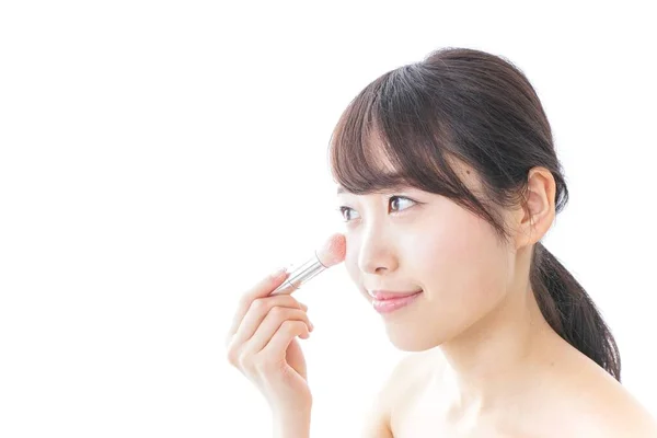 Retrato Asiático Jovem Mulher Aplicando Blush Com Pincel Maquiagem Isolado — Fotografia de Stock