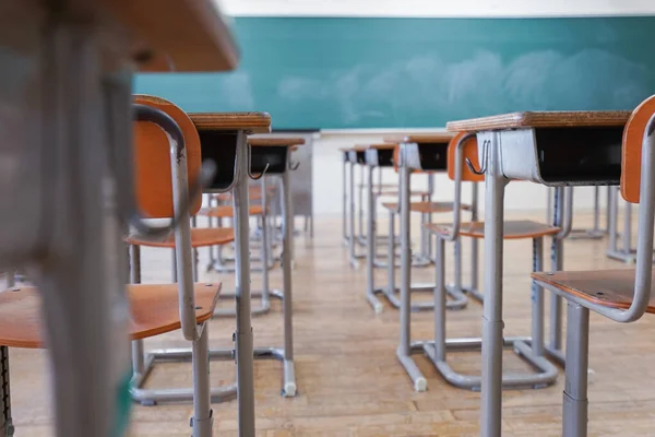 Boş sınıf, modern sandalyeli okul içi. 