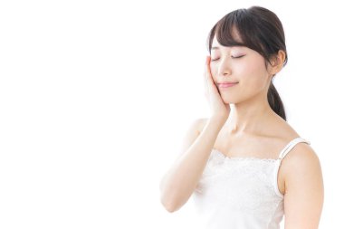 Asyalı genç bir kadının portresi beyaz arka planda izole edilmiş.