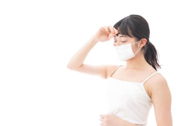 Yüz maskeli genç Asyalı kadın. 