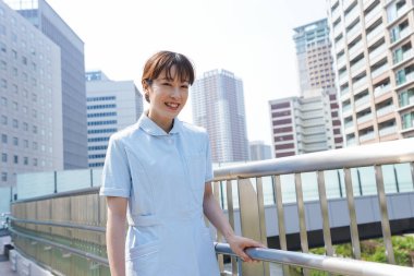 Modern şehirde mavi gömlekli güzel bir Asyalı kadının portresi.