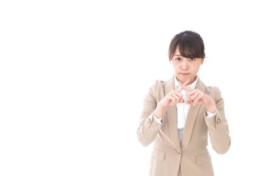 Asyalı iş kadını beyaz arka planda izole edilmiş bir işaret göstermiyor