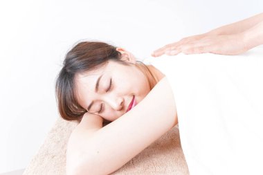 Genç ve güzel bir kadın masaj yaptırıyor.