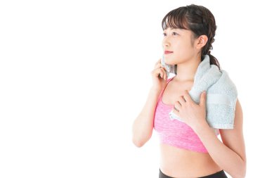 Beyaz arka planda, terini havluyla silen kadın.