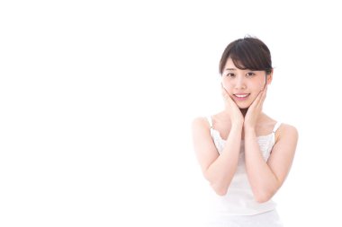 Asyalı genç bir kadının portresi beyaz arka planda izole edilmiş.