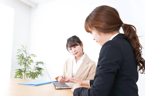 Zwei Junge Asiatische Geschäftsfrauen Über Arbeit Büro — Stockfoto