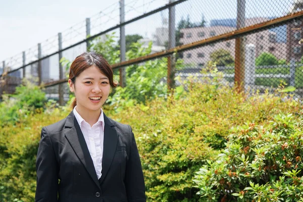 Porträt Einer Asiatischen Geschäftsfrau Park — Stockfoto
