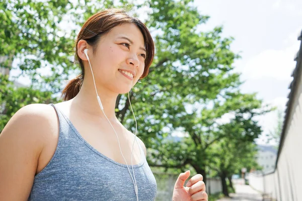 Retrato Mujer Asiática Deportiva Escuchando Música Trotando Parque Verano —  Fotos de Stock