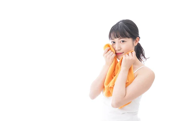 白を基調としたオレンジのタオルを持つ美しいアジア系の若い女性の肖像画 — ストック写真
